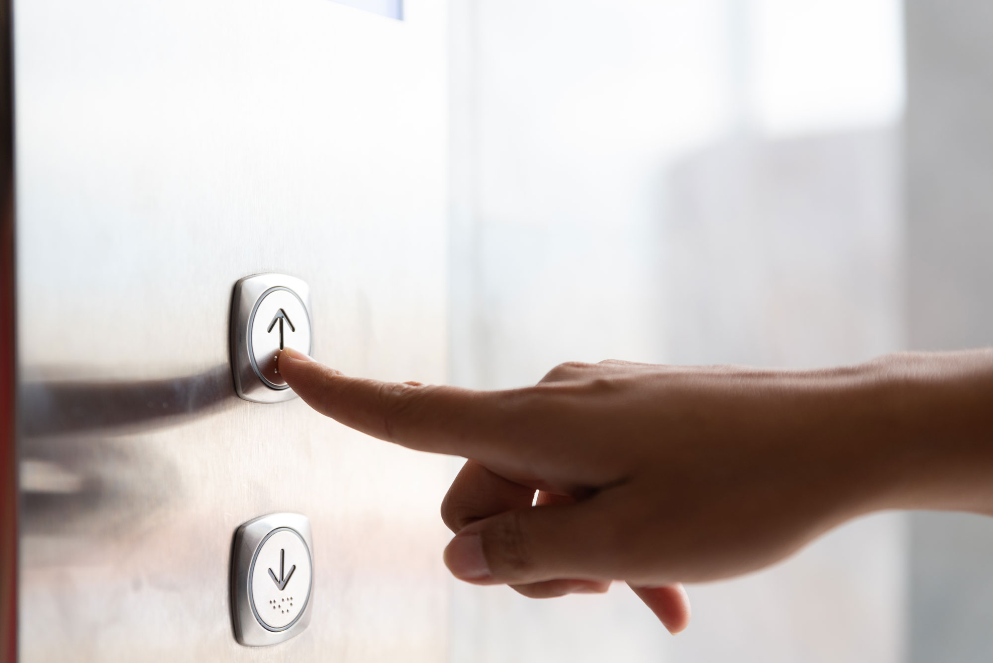 Bạn nên đo chiều cao của thang máy, chiều rộng của hành lang trước khi mua hàng