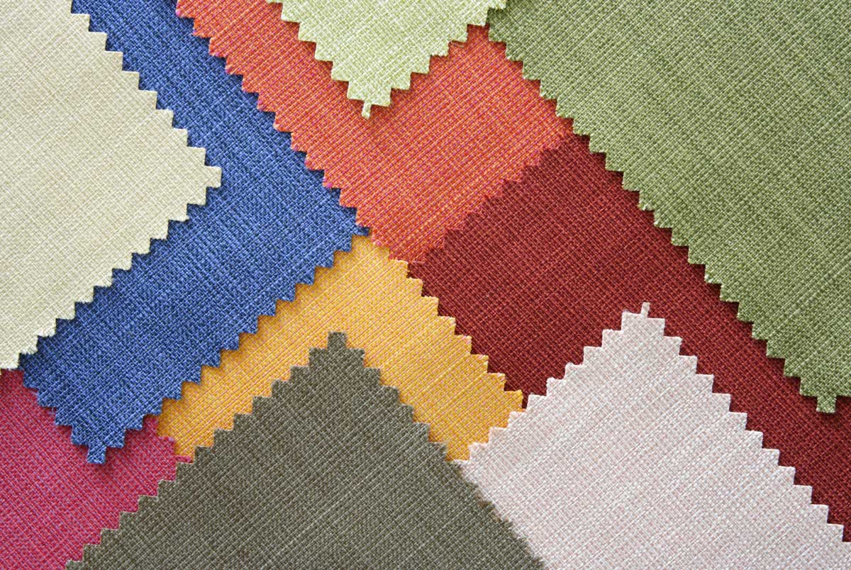Để việc phối màu trông hợp mắt, bạn nên chọn sofa có màu giống như tường và rèm cửa hay màu thảm trải nền.